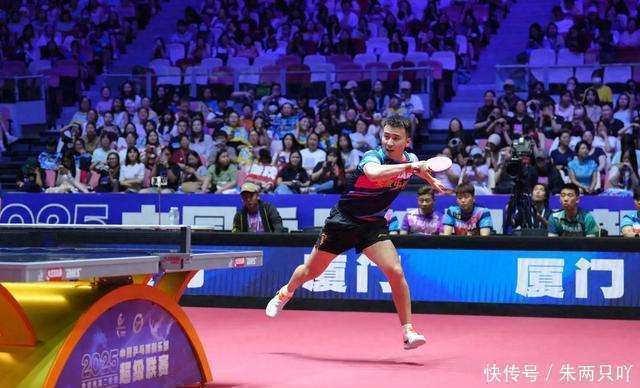 球员技术精湛,比赛中展现出强大实力 球员技术精湛,比赛中展现出强大实力