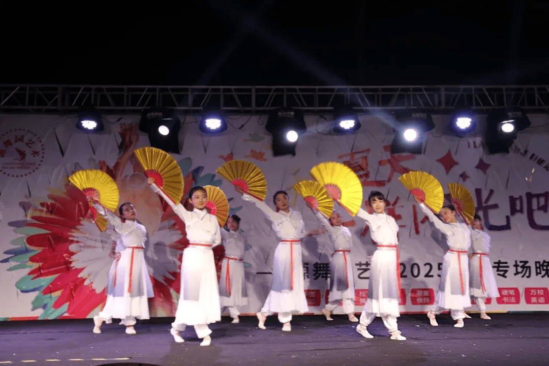 选手技艺精湛,观众掌声不断 选手技艺精湛,观众掌声不断