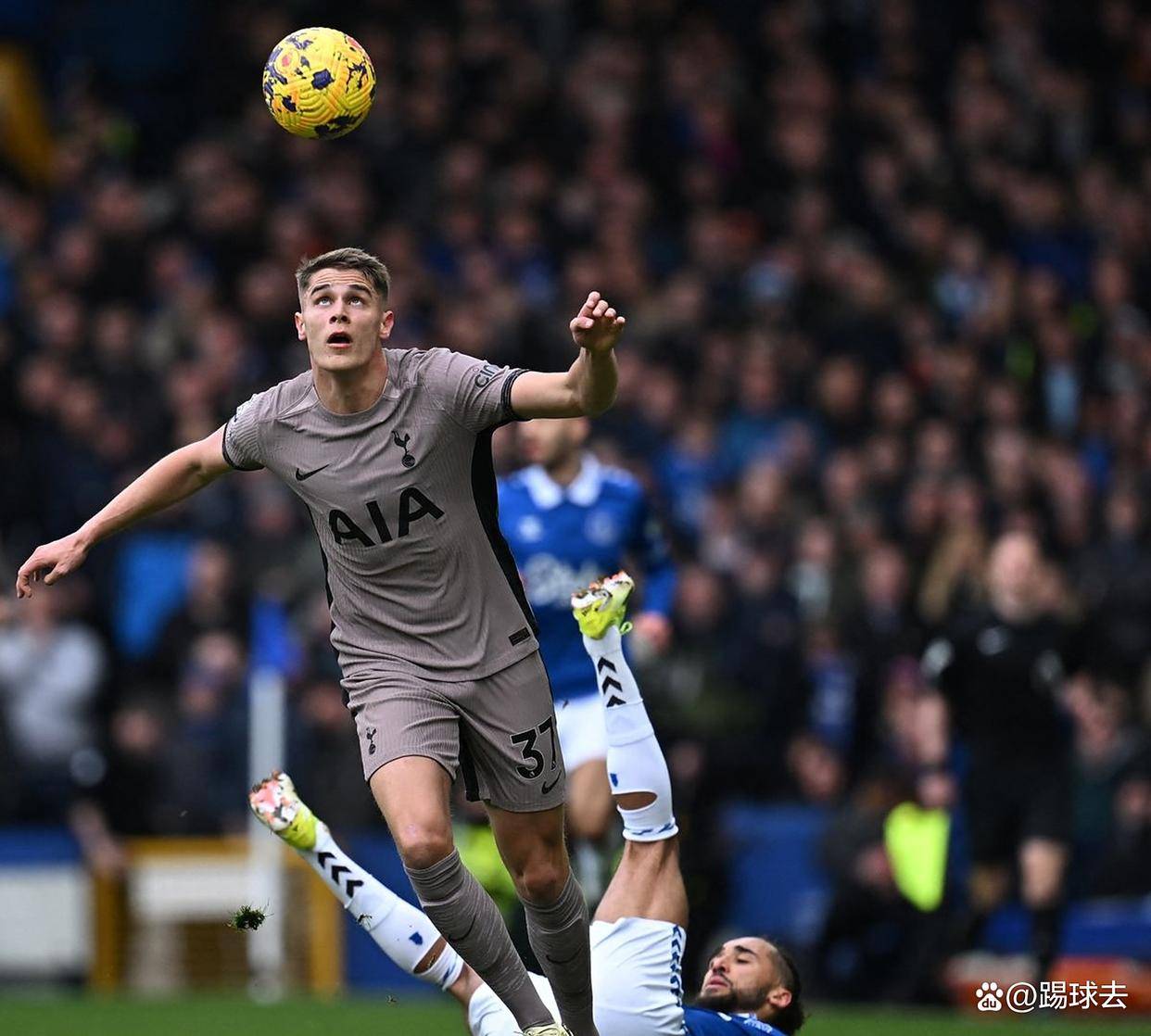 包含比利亚雷亚尔主场取得胜利，积分榜上升的词条