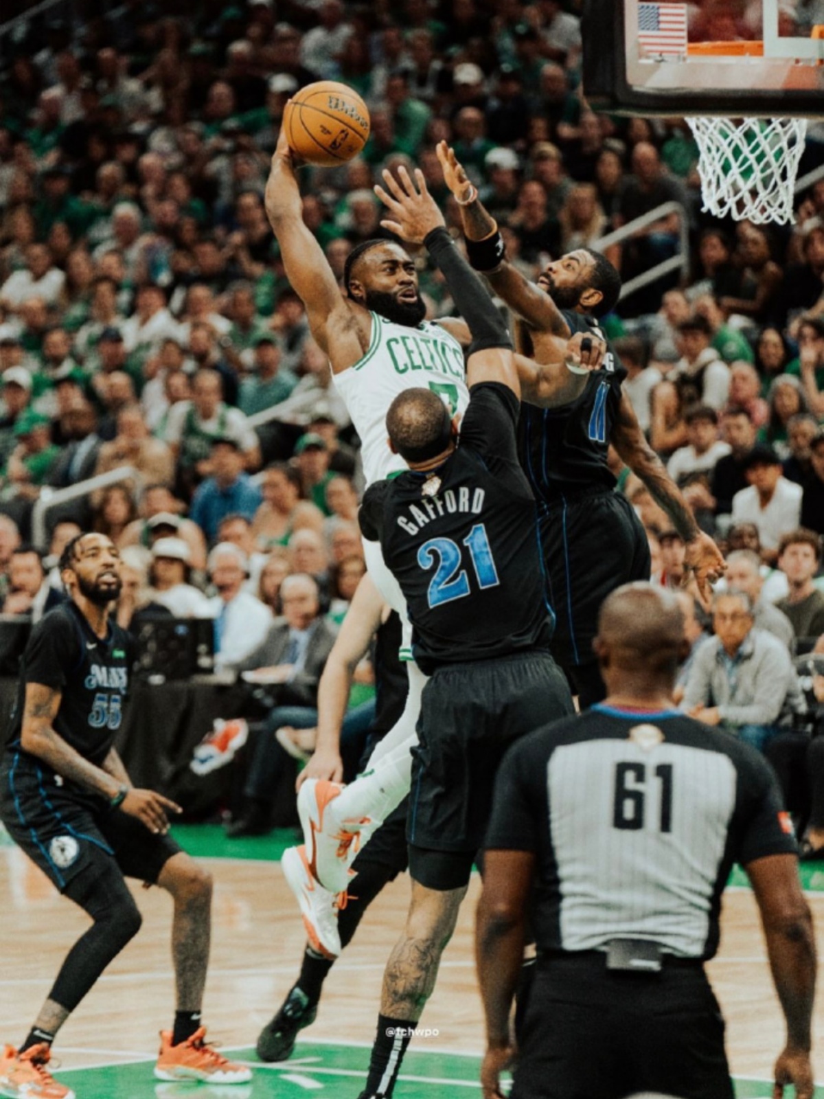 湖人轻取凯尔特人B队,拉塞尔送出助攻 湖人轻取凯尔特人B队,拉塞尔送出助攻